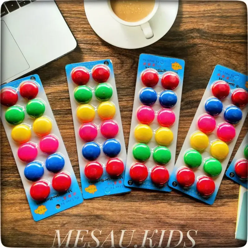 12pieces aimants colorés pour table blanc