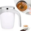 Une tasse à mélanger magnétique automatique